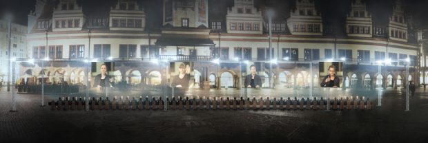 Die „Abendmahl“-Installation am 2. September auf dem Leipziger Markt. Foto: Lumalenscape & FZML