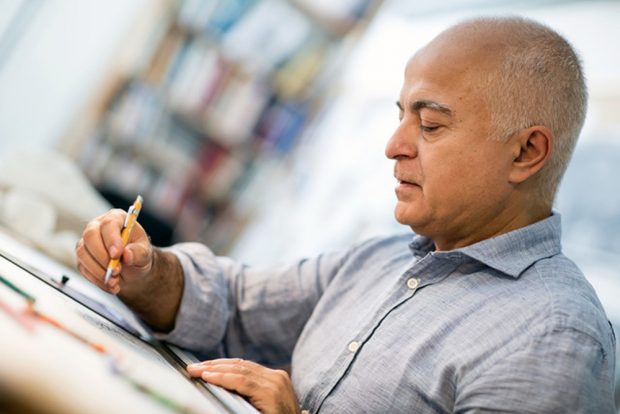 Yadegar Asisi beim Zeichnen. Foto: asisi