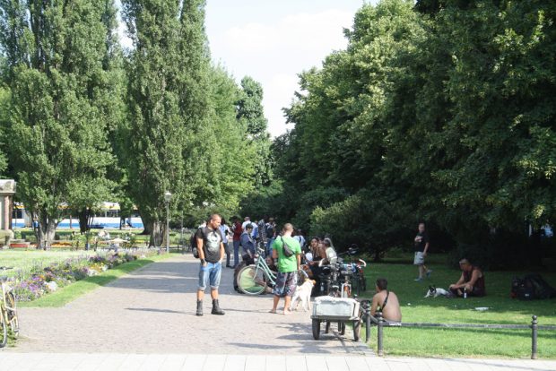 Urbanes Leben in der Grünanlage vorm Hauptbahnhof. Foto: Ralf Julke