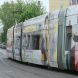 Von DHL zugeklebte XXL-Straßenbahn. Foto: Ralf Julke