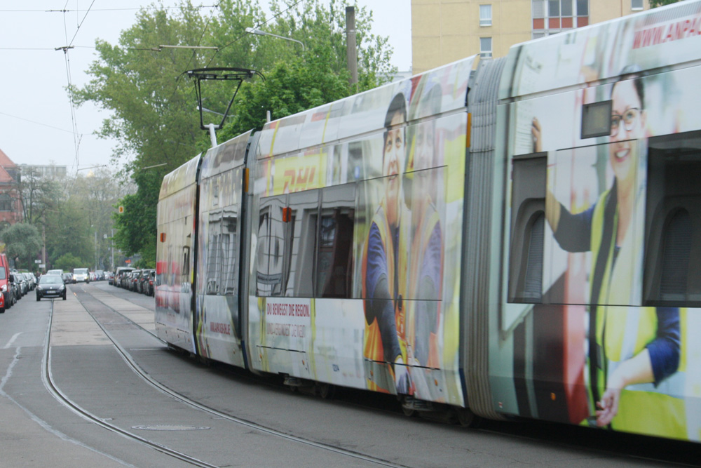 Von DHL zugeklebte XXL-Straßenbahn. Foto: Ralf Julke