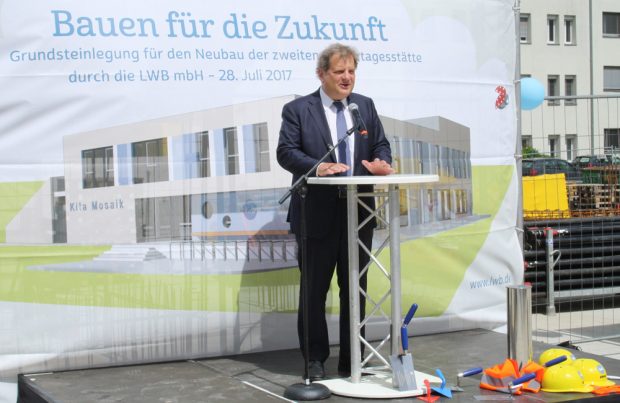 Bürgermeister Thomas Fabian bei seiner Rede zur Grundsteinlegung. Foto: Ralf Julke