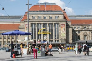 Urbanes Leben auf dem Kleinen Willy-Brandt-Platz. Foto: Ralf Julke