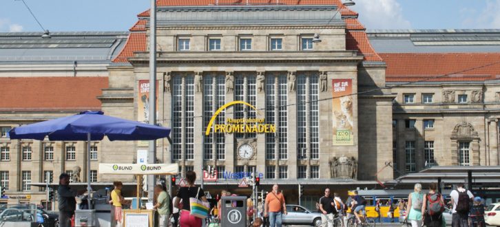 Urbanes Leben auf dem Kleinen Willy-Brandt-Platz. Foto: Ralf Julke