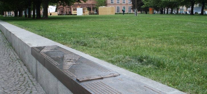Johannisplatz mit kulturhistorischen Erinnerungstafeln. Foto: Ralf Julke