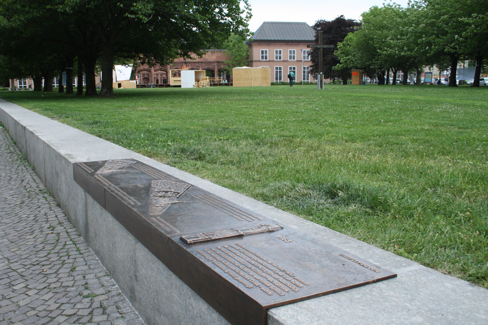 Johannisplatz mit kulturhistorischen Erinnerungstafeln. Foto: Ralf Julke