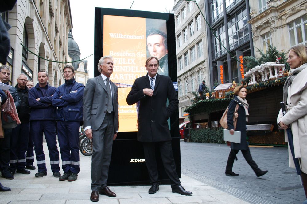 Jean-Francois Decaux und OBM Burkhard Jung im November 2016 bei der Einweihung der Leuchtreklame in der Grimmaischen Straße. Foto: Ralf Julke