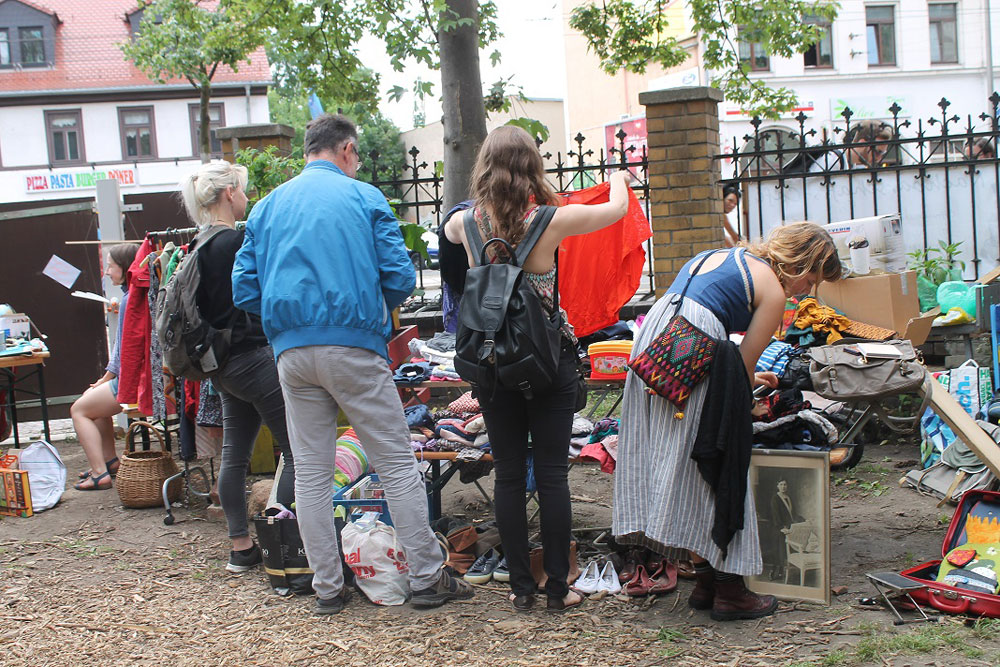 Gute Stimmung beim Hinterhofflohmarkt Reudnitz im Nachbarschaftsgarten. Foto: Dresdner59