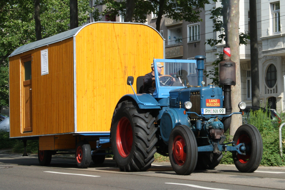 Lanz Bulldog mit Bauwagen-Anhänger. Foto: Ralf Julke