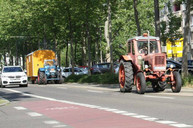 Traktoren in der Richard-Lehmann-Straße. Foto: Ralf Julke