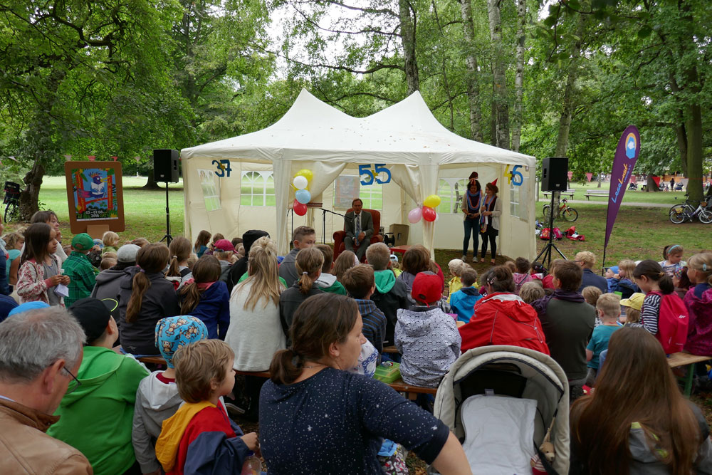 Trotz Regenwetters ist die Wiese voll: Oberbürgermeister Burkhard Jung eröffnet das Lesefest 2016. Foto: LeseLust Leipzig e.V.