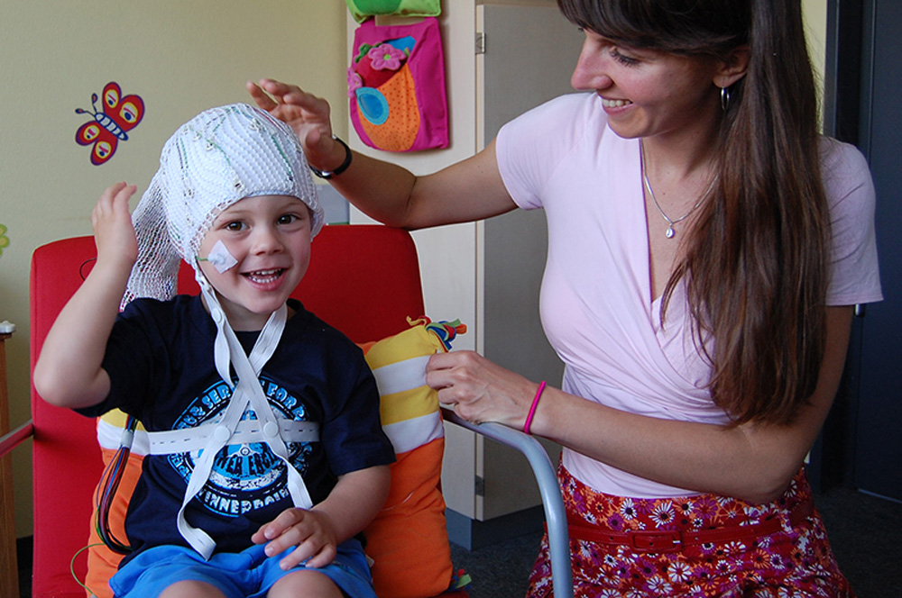 Anhand von EEG (Bild) und Speichelprobe wird sich bald sehr genau erkennen lassen, ob ein Kind von der Leserechtschreibschwäche betroffen sein wird oder nicht. Foto: MPI CBS