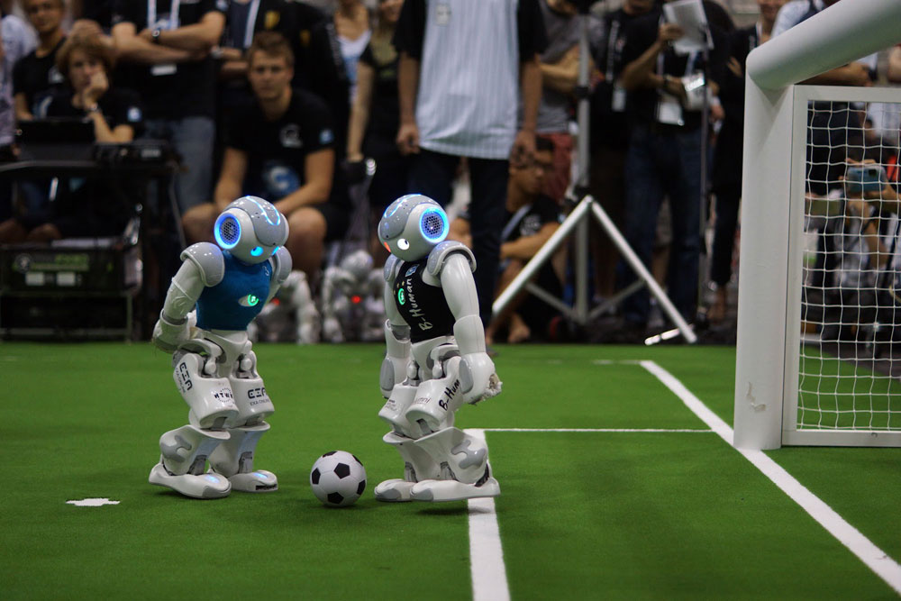 Leipzig (links) gegen Bremen – seit vielen Jahren das Top-Duell in der Standard Platform League. So auch jetzt im Finale der Fußballroboter-WM in Japan, bei dem Leipzig nur knapp unterlag. Foto: Nao-Team HTWK Leipzig