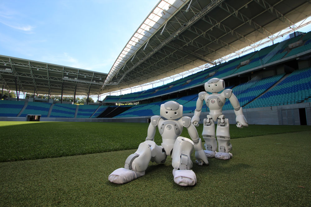 Gut vorbereitet für den RoboCup 2017 in Japan: zwei Fußballroboter der HTWK Leipzig. Das Nao-Team der Hochschule reist als Vorjahresdritter nach Nagoya, denn vor einem Jahr holten die kickenden Roboter Bronze beim Turnier, das ausgerechnet daheim in Leipzig stattfand. Foto: Leipziger Messe GmbH