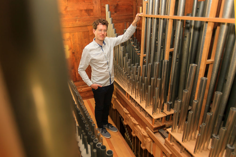 Kantor Vogt mit der Schweinefleisch-Mendelssohn-Orgel. Foto: Kirchgemeinde