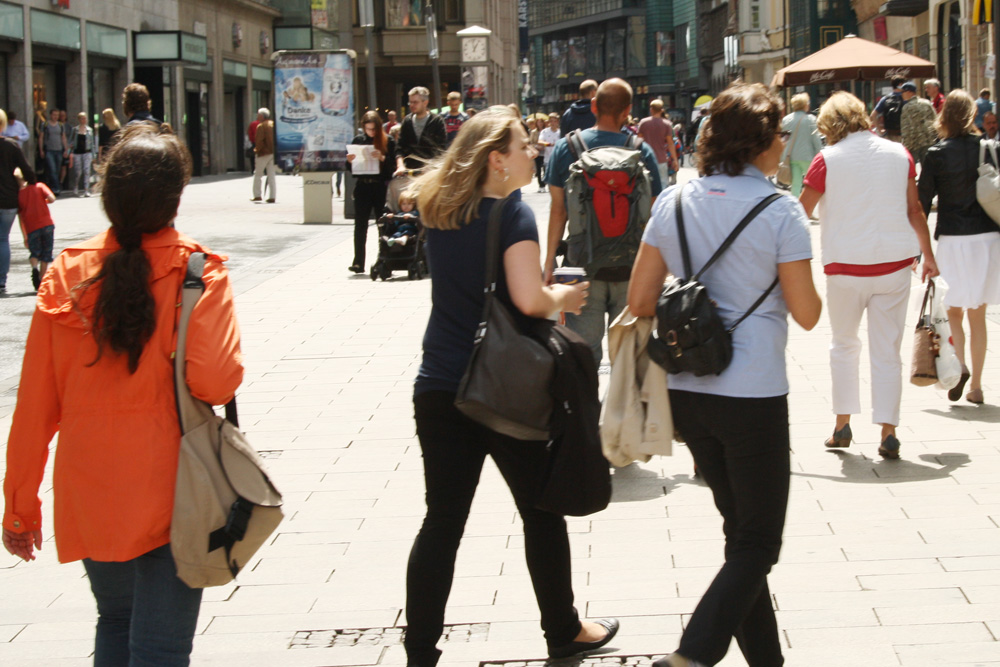 Menschen in der Petersstraße. Foto: Ralf Julke