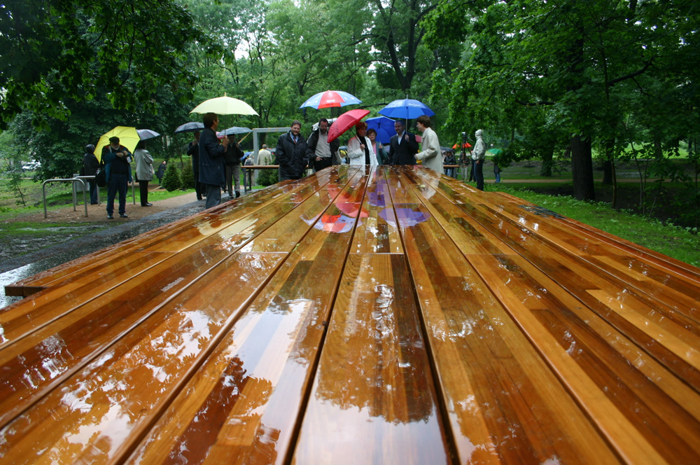 Die große Rittertafel im Park am Wasserschloss. Foto: Ralf Julke