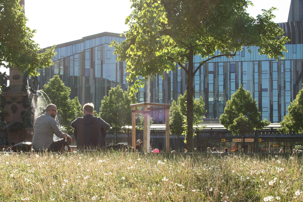 Blick durch die Bäume zum Uni-Campus am Augustusplatz. Foto: Ralf Julke