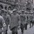 Die Zeitreise an einen wichtigen Punkt der deutschen Geschichte. Der Arbeiter marschiert mit Hitler. Foto: "Cigaretten-Bilderdienst" Hamburg-Bahrenfeld (gemeinfrei)