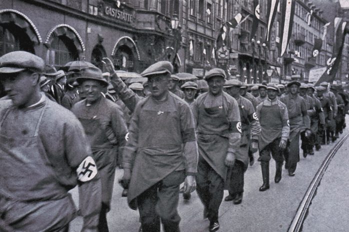 Die Zeitreise an einen wichtigen Punkt der deutschen Geschichte. Der Arbeiter marschiert mit Hitler. Foto: "Cigaretten-Bilderdienst" Hamburg-Bahrenfeld (gemeinfrei)