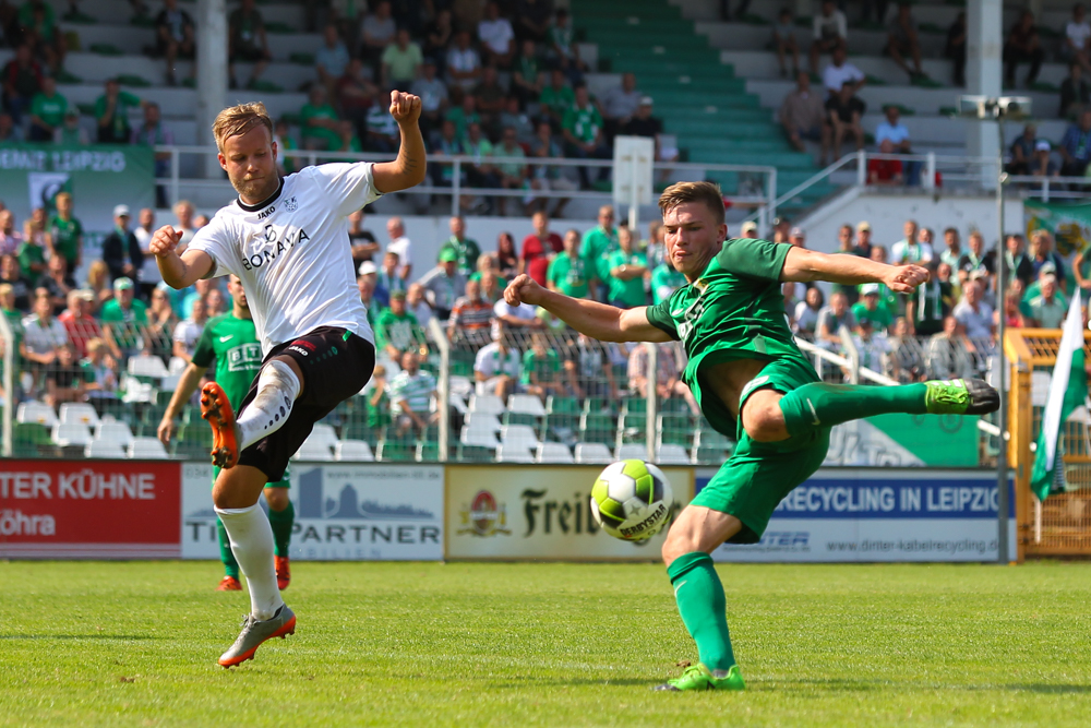 Lars Schmidt mit der Chance für Chemie - doch das Spiel bereits entschieden hatte der Fürstenwalder Doppeltorschütze Rico Gladrow (li.). Foto: Jan Kaefer