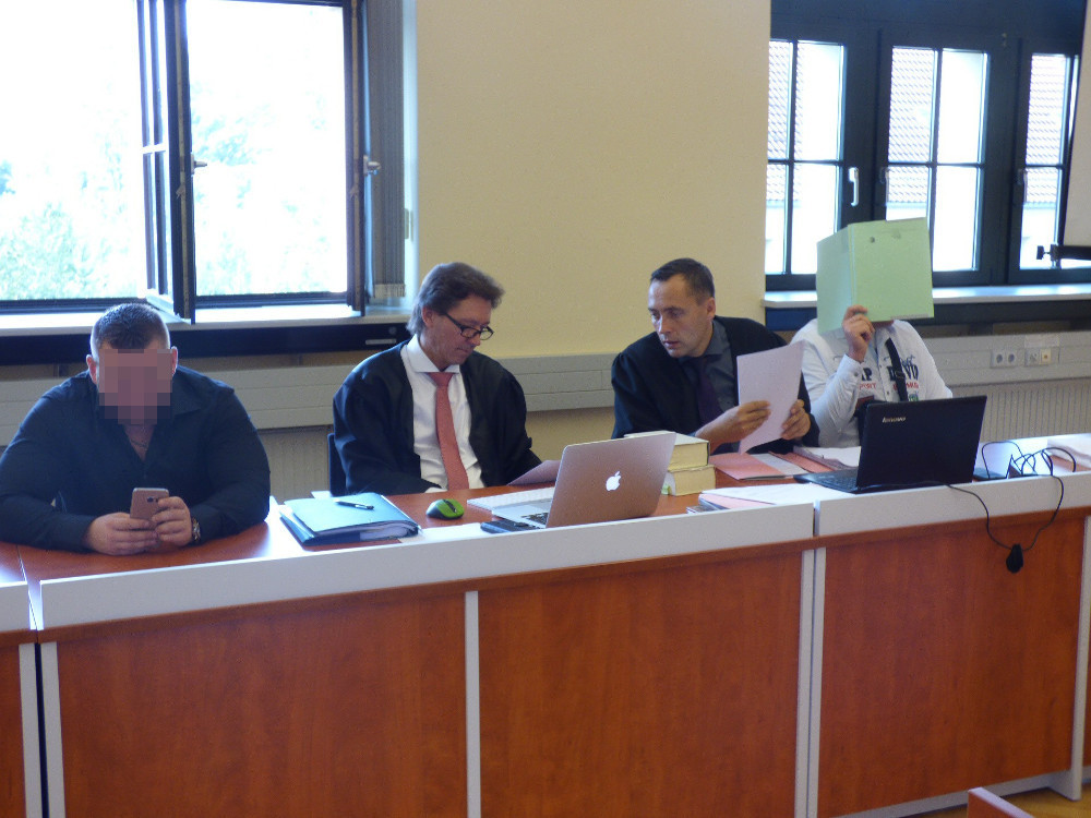 Die Angeklagten Roman W. (30, l.) und Thomas K. (30, r.) am Freitag mit ihren Anwälten. Foto: Lucas Böhme