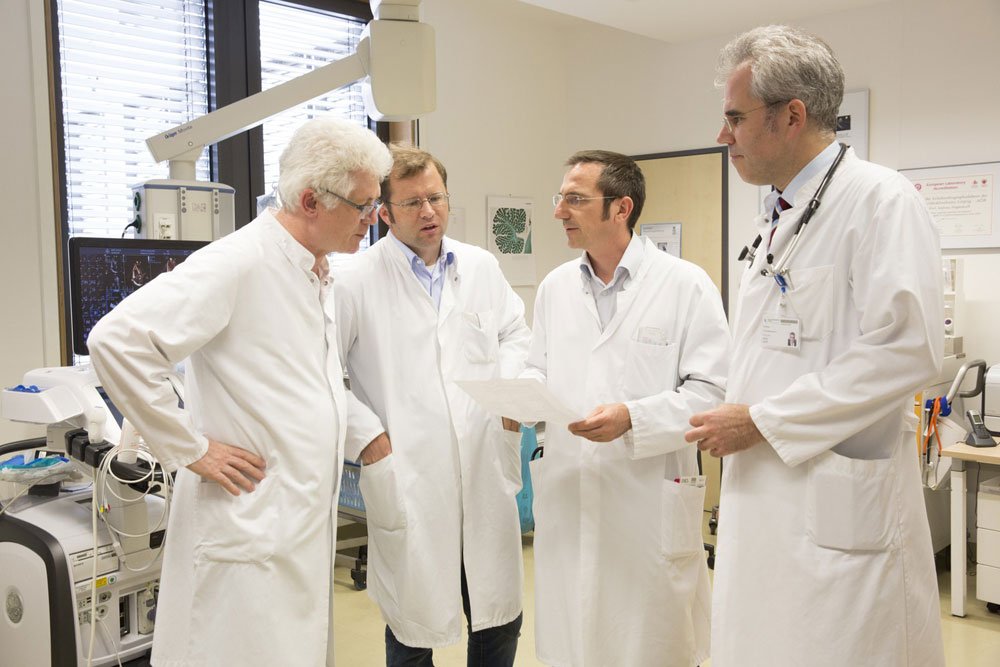 Klinikdirektor Prof. Ulrich Laufs (re.) und Prof. Andreas Hagendorff (li.), Leiter der Echokardiographielabore, zusammen mit den neuen Oberärzten Prof. Rolf Wachter (2.v.li.) und PD Dr. Karsten Lenk (2.v.re.) in der neuen Brustschmerzambulanz innerhalb der Zentralen Notaufnahme. Foto: Stefan Straube/UKL