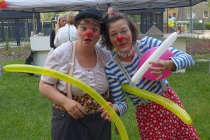 Die Clowns Ulla und Jacky Paff sorgen für lustige Stimmung. Foto: UNITAS
