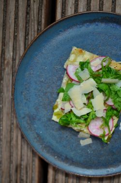 Flammkuchen mit Radieschen und Rucola. Foto: Maike Klose