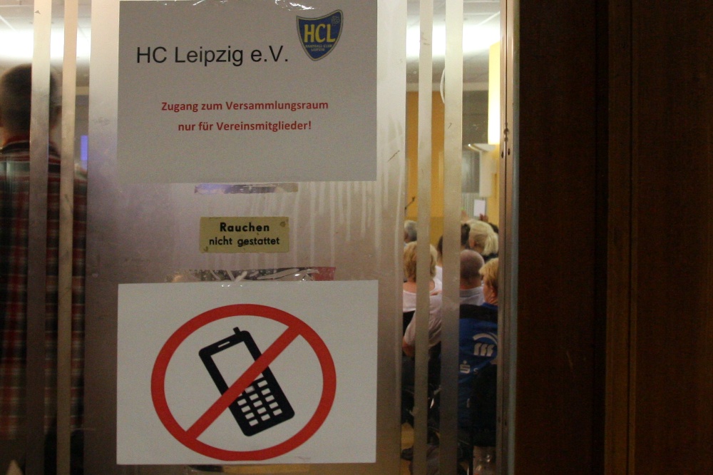 Draußen vor der Tür im "Sportforum 3" an der Red Bull Arena. Erst warteten Medienvertreter eine Stunde vor der Tür, um anschließend hereingebeten und rausgeworfen zu werden. Gründe nannte man nicht. Foto: L-IZ.de