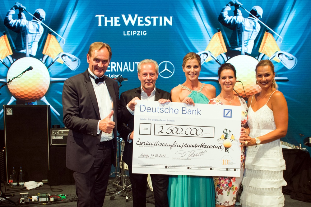Am 19. August 2017 um 01:28 Uhr präsentierte Initiator und Veranstalter Steffen Göpel (2.v.l./Instone Real Estate) gemeinsam mit Schirmherr und Oberbürgermeister Burkhard Jung (l.), Moderatorin Peggy Schmidt, Katarina Witt und Franziska van Almsick den Spendenscheck des 10. GRK Golf Charity Masters Leipzig über 2,5 Millionen Euro. Foto: Christian Modla/Westend Communication