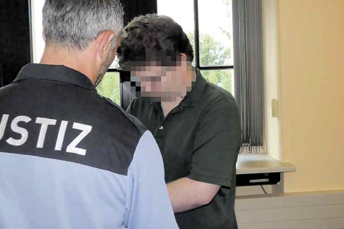 Zwei Seiten aus dem Gerichtssaal. Foto: Lucas Böhme