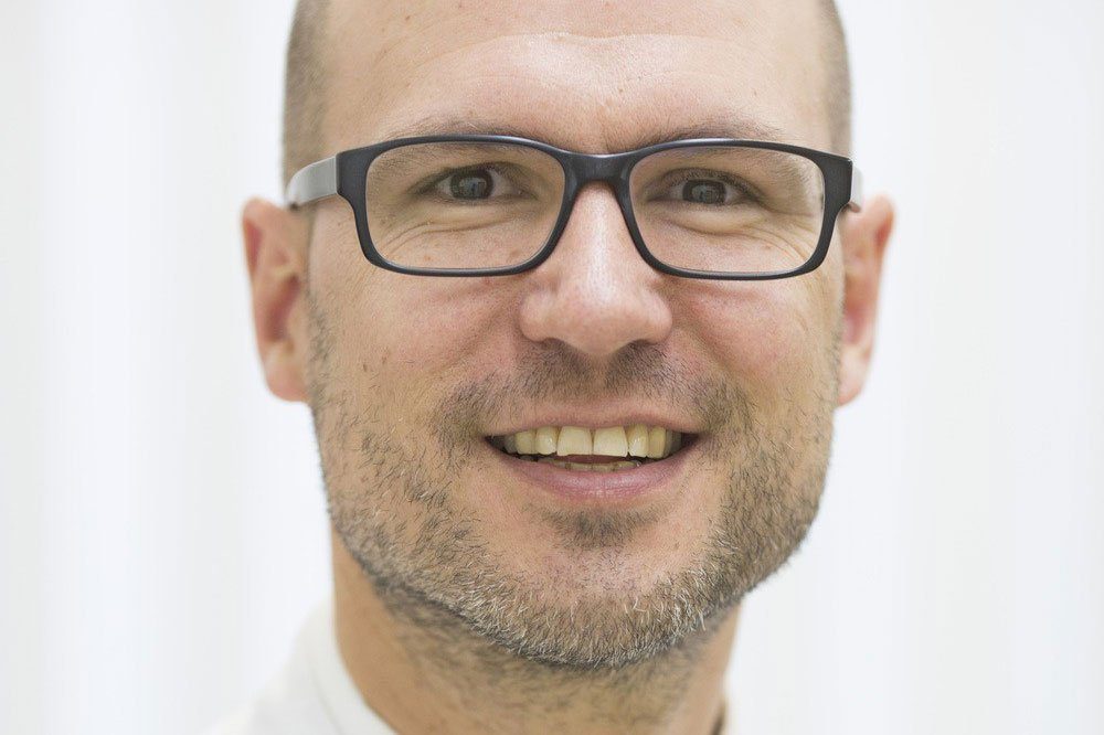 Prof. Martin Lacher, Leiter der UKL-Kinderchirurgie, warnt vor folgenreichen Unfällen mit Kleinkindern beim Grillen. Foto: Stefan Straube/UKL