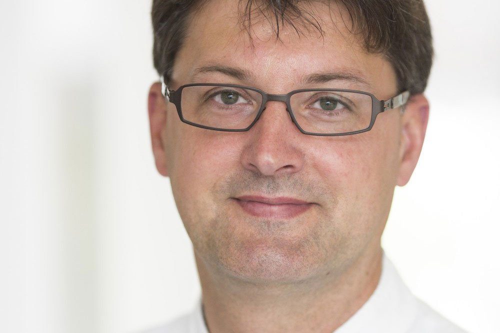 PD Dr. Christoph Lübbert, Leiter des Fachbereichs Infektions- und Tropenmedizin am Universitätsklinikum Leipzig, ist Herausgeber eines neuen Lehrbuchs zur Gastroenterologischen Infektiologie. Foto: Stefan Straube / UKL