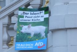 Wahlkampfplakat der AfD am Geländer der Alten Handelsbörse. Foto: Lucas Böhme