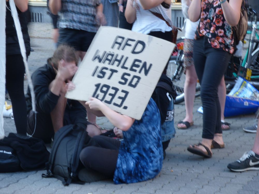 Protest gegen die AfD hinter der Alten Handelsbörse. Foto: Lucas Böhme