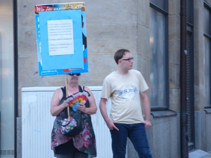 Die sogenannte OfD-Heidi provozierte mit ihrem Plakat und spazierte immer wieder in Richtung der Gegendemonstranten. Foto: Lucas Böhme