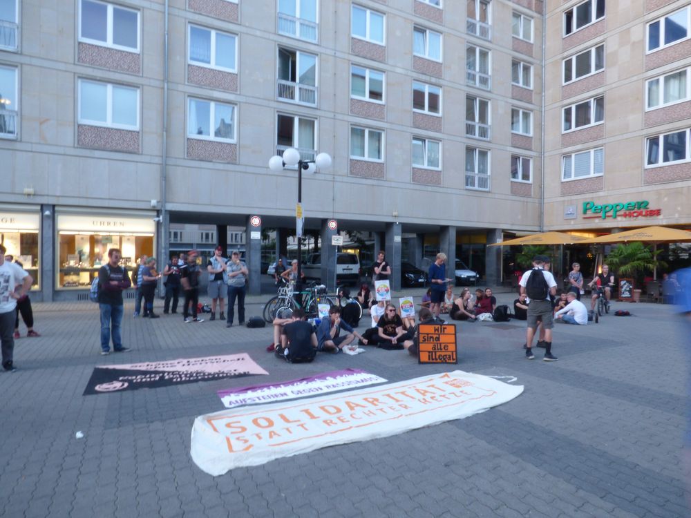 Protest gegen die AfD-Veranstaltung hinter der Alten Handelsbörse. Foto: Lucas Böhme