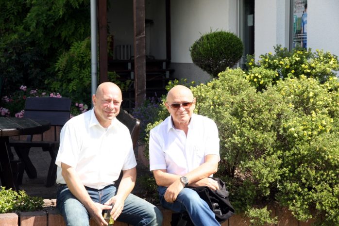 Schirmherr Dr. Thomas Feist und K&uuml;f Kaufmann, Vorsitzender der j&uuml;dischen Gemeinde in Leipzig beim Pokal. Foto: L-IZ.de