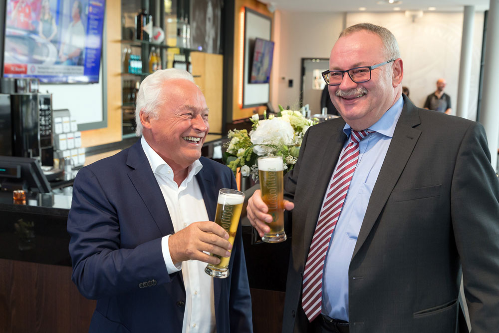 v.l. Winfried Lonzen (Geschäftsführer ZSL Betreibergesellschaft mbH) und Wolfgang Welter (Geschäftsführer Krostitzer Brauerei). Foto: Tom Schulze