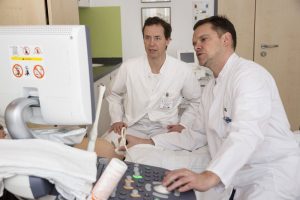 Prof. Holger Stepan (rechts), Direktor der UKL-Geburtsmedizin, mit seinem Kollegen Prof. Ulrich H. Thome, Leiter der Neonatologie. Foto: Stefan Straube/UKL
