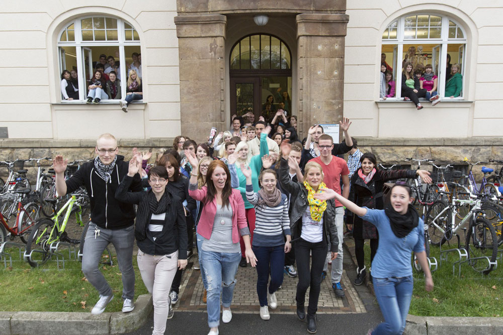 Die Absolventen der Medizinischen Berufsfachschule starten ins Berufsleben – für 61 ehemalige Pflegeazubis beginnt diese am 1. September am UKL. Foto: Stefan Straube/UKL