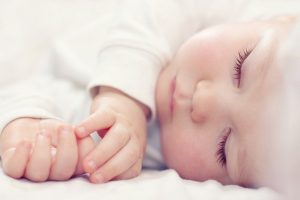 Im Schlaf durchlaufen Babys wesentliche Schritte der Sprachentwicklung im Zeitraffer: Aus Vorläufer-Worten können sie innerhalb einiger Minuten bereits echte Wörter bilden - eine Entwicklung, die ansonsten mehrere Monate braucht. Foto: shutterstock