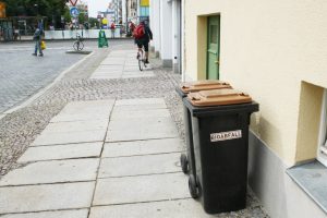 Biotonnen, zum Abholen bereit gestellt. Foto: Ralf Julke