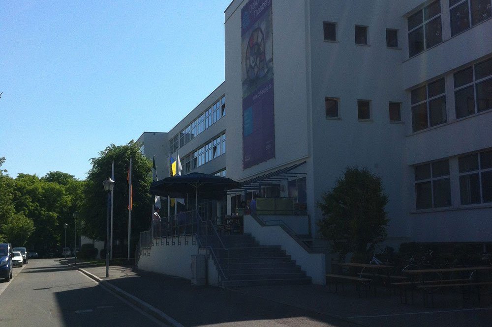 In der ehemaligen Schulgasse – heute Eichlerstraße – feiert die Diakonie am Thonberg am 1. September ihr Straßenfest. Früher war in dem Gebäude eine Schule untergebracht. Foto: BBW-Leipzig-Gruppe