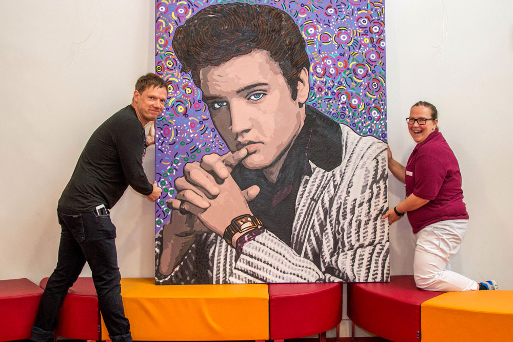 Michael Fischer-Art übergibt Cathrin Crimmann, Leiterin der Zentralen Aufnahme, die beiden neuen Leihstücke. Foto: Annett Prager