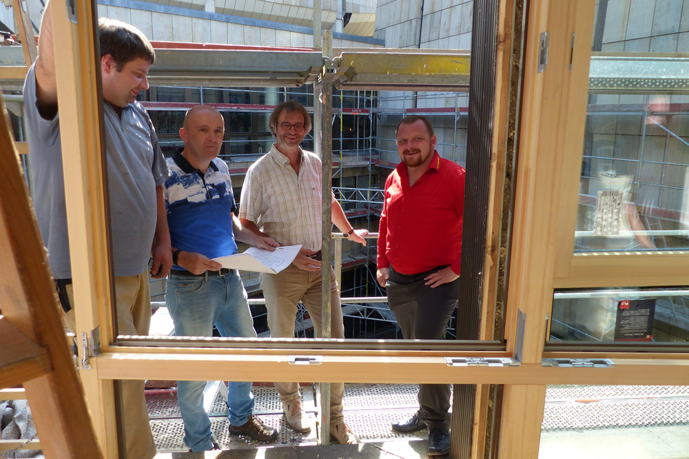 Ingolf Stuber - Mitglied der Geschäftsleitung der Gemeinhardt Gerüstbau Service GmbH, Bernd Schöneich - Technischer Direktor am Gewandhaus zu Leipzig und Bauleiter Dip.-Ing. Steffen Vogt - INP Ingenieure Leipzig, mit einem Arbeiter der Gemeinhardt Gerüstbau Service GmbH bei der Baubesprechung. Foto: Medienkontor