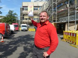 Ingolf Stuber vor "seinem" Spezialgerüst vor dem Gewandhaus zu Leipzig. Foto: Medienkontor