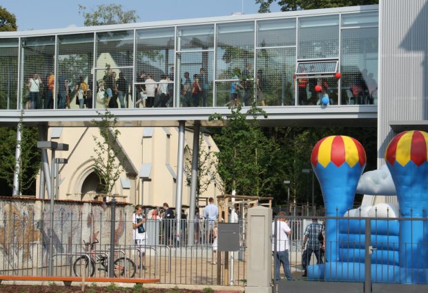 Besonders beliebt am Tag der Eröffnung: Die gläserne Brücke zwischen den Schulgebäuden. Foto: Ralf Julke