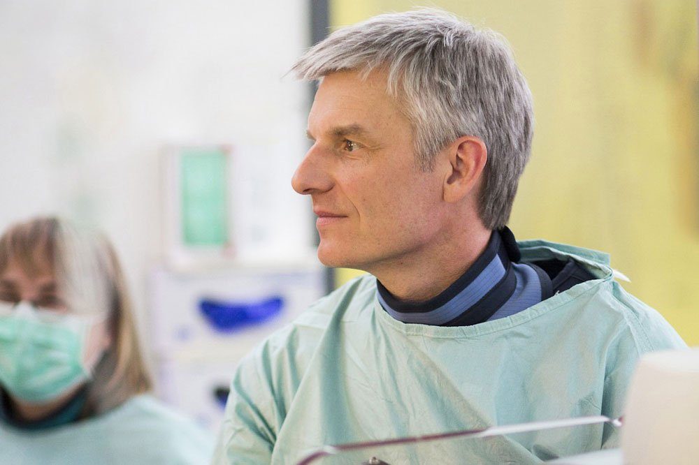Prof. Albrecht Hoffmeister, Leiter der Interdisziplinären Endoskopie und Sonografie am Universitätsklinikum Leipzig (UKL), bei einer endoskopischen Untersuchung. Foto: Stefan Straube/UKL